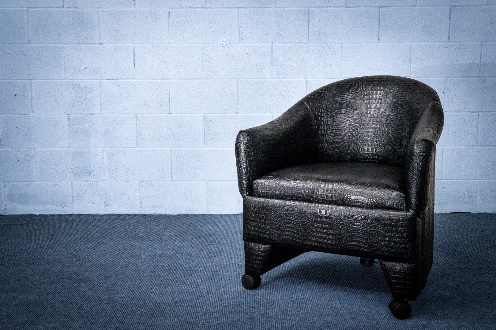 Black crocodile skin barrel chair for nightclub 